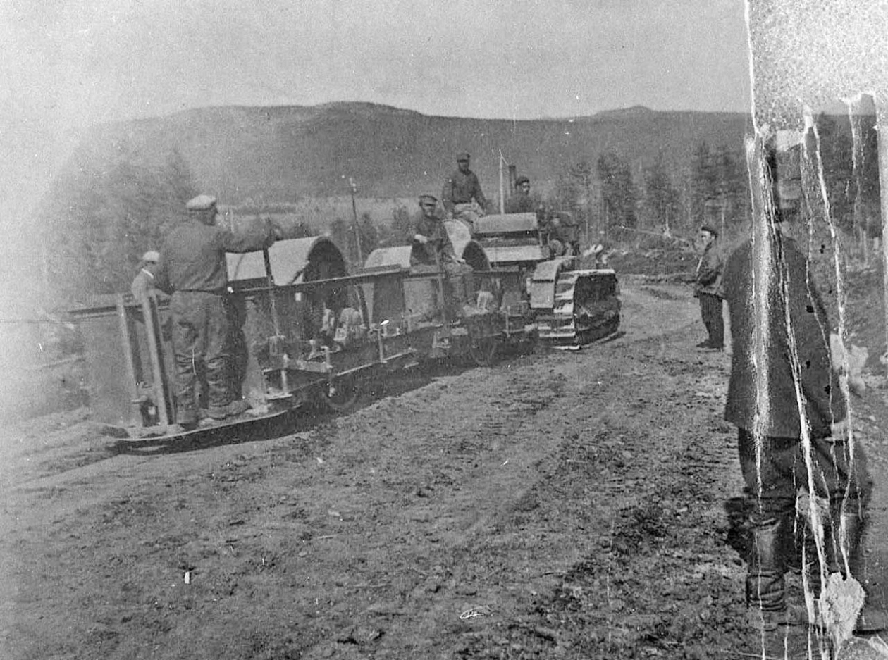 Уплотнение дорожного полотна катком. 30-е годы XX-го века