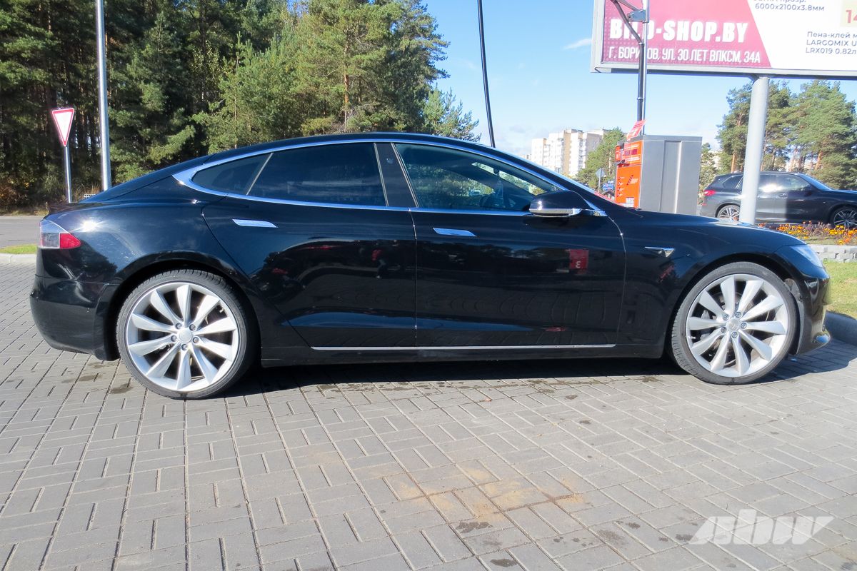 Tesla_Model_S_сбоку