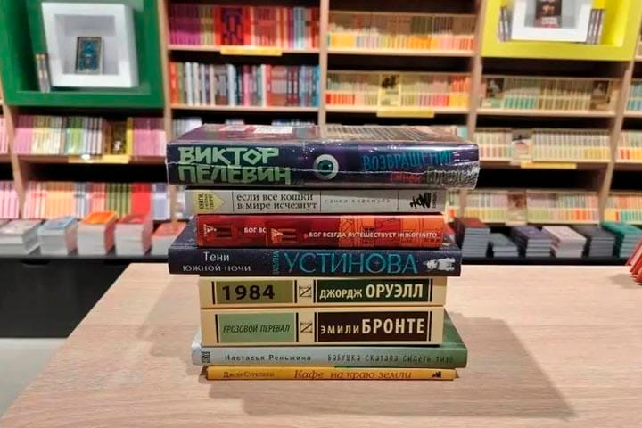 Роман Виктора Пелевина сохраняет лидерство в еженедельном книжном рейтинге Москвы