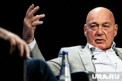 Владимир Познер является автором нескольких книг, в том числе и на английском языке