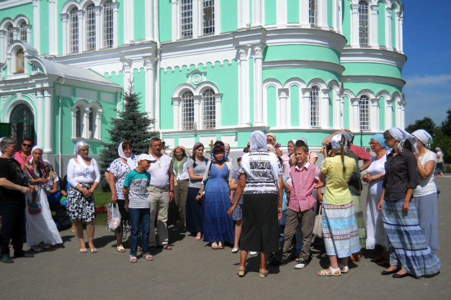 Можно ли в церковь с открытыми плечами. Паломники в Дивеево. Паломническая поездка в Дивеево. Посетить храм. Дорога к храму паломники.