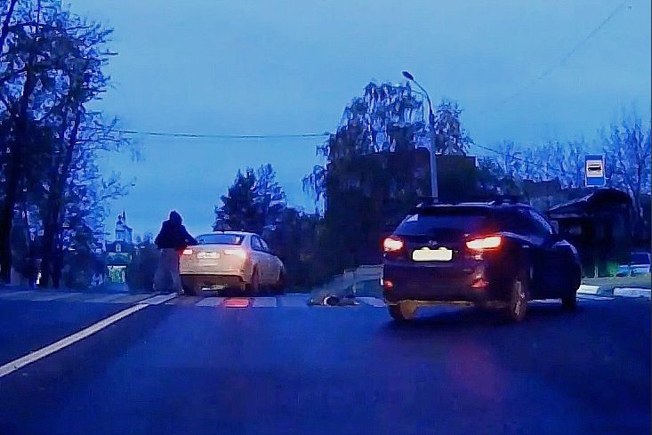 Автомобилисты спасли девушку, которая рухнула от приступа эпилепсии на дороге в
