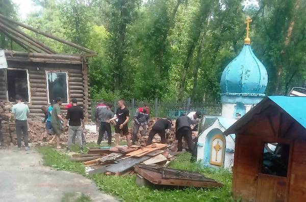В Шадринске осужденные из исправительного центра помогают храму