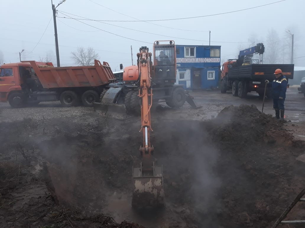 В Смоленске устраняют коммунальную аварию на улице 25 Сентября