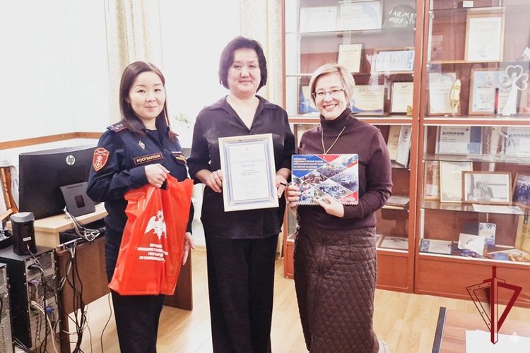 Росгвардейцы поздравили журналистов Бурятии с профессиональным праздником