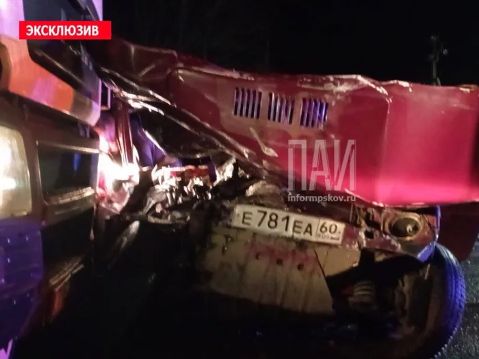 Один человек погиб, один госпитализирован в результате тройного ДТП на трассе (ФОТО)