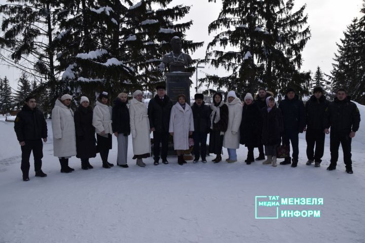 Памятный визит в Мензелинске: возложение цветов к бюсту героя