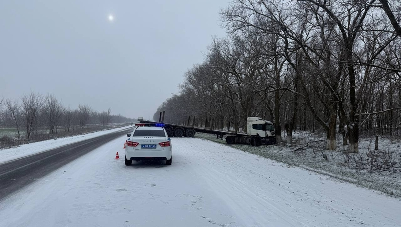 Сотрудники ГИБДД помогли водителю отбуксировать эвакуатор в Курском округе