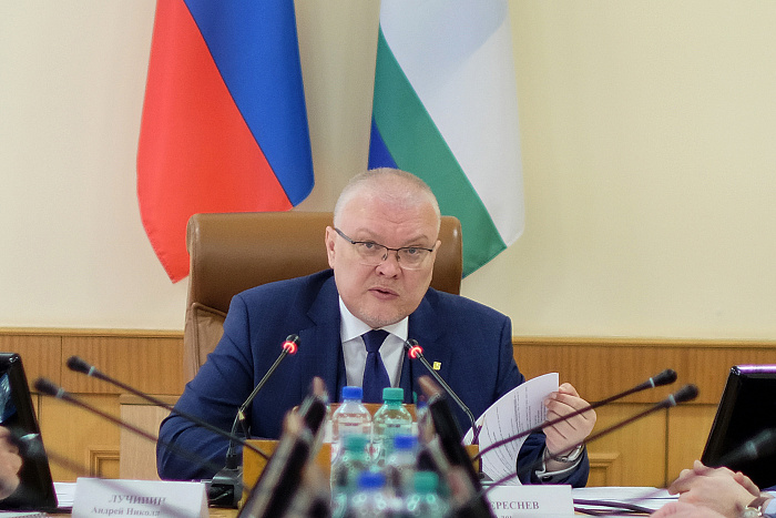 Губернатор Кировской области поручил проработать вопрос по выдаче удостоверений многодетным семьям