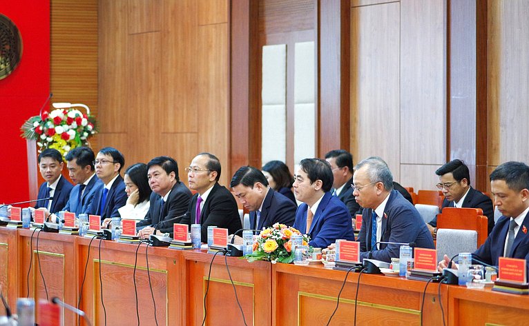 Делегация Совета Федерации во главе с первым заместителем Председателя СФ Андреем Яцкиным в рамках визита во Вьетнам встретились с руководством Народного комитета провинции Кханьхоа