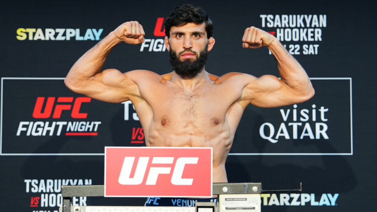 Царукян и Хукер успешно прошли взвешивание перед боем на турнире UFC в Катаре