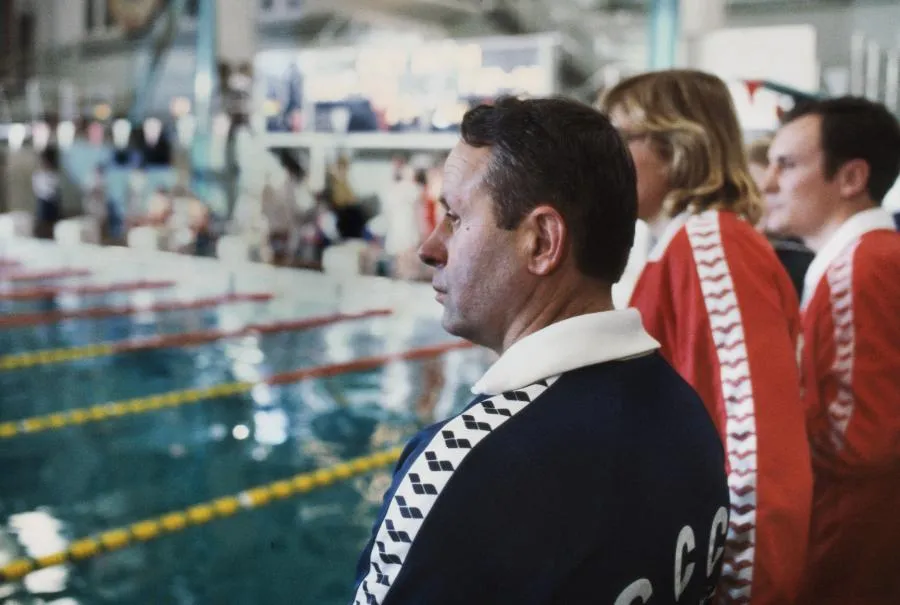 Чемпионы через поколение: о преемственности в ленинградском-петербургском плавании | 1980 год. Заслуженный тренер СССР Игорь Кошкин готовит сборников к олимпийским стартам./ФОТО Николая НАУМЕНКОВА/ТАСС