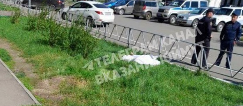 в казани выпал. человек у окна. девушка выпала из окна. мужчина в казани упал с 13 этажа. в казани выпал.