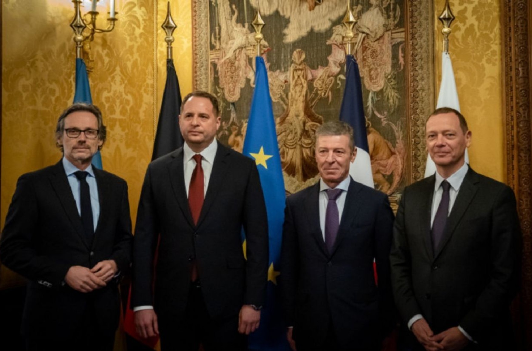 Переговоры политиков. Переговоры политиков. Дипломатические переговоры. Переговоры в политике. Переговоры нормандской четверки 2021.