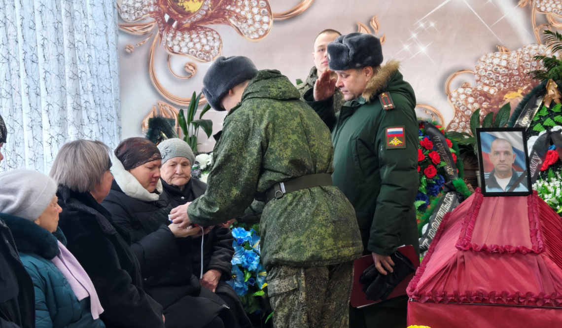 "Отговаривать было бесполезно. Он все понимал". В Покровском простились с воином Алексеем Щемелевым