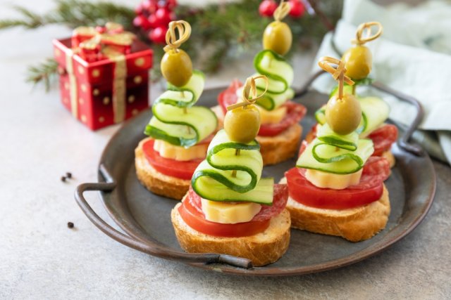 Канапе с сыром и овощами в виде елочки 