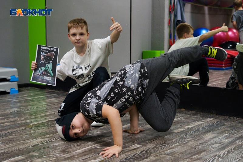 Брейк данс танцует Софья Баранова