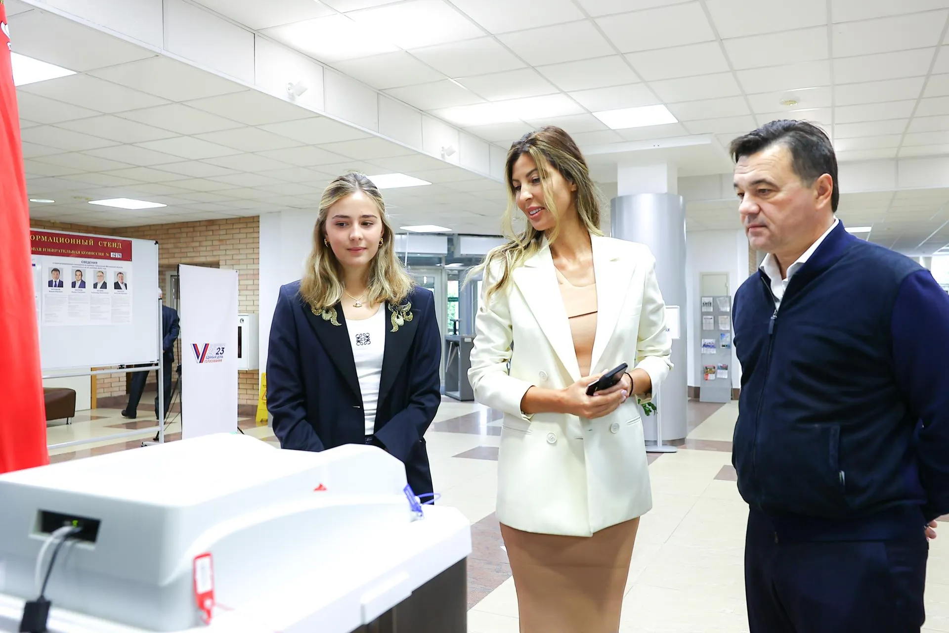 Воробьев губернатор семья. Воробьев губернатор семья. Воробьев губернатор семья. Семья губернатора воробьева. Воробьев губернатор семья.