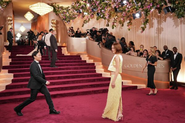 Эмма Стоун появилась на церемонии в нежном наряде из топа и макси-юбки - Sputnik Абхазия