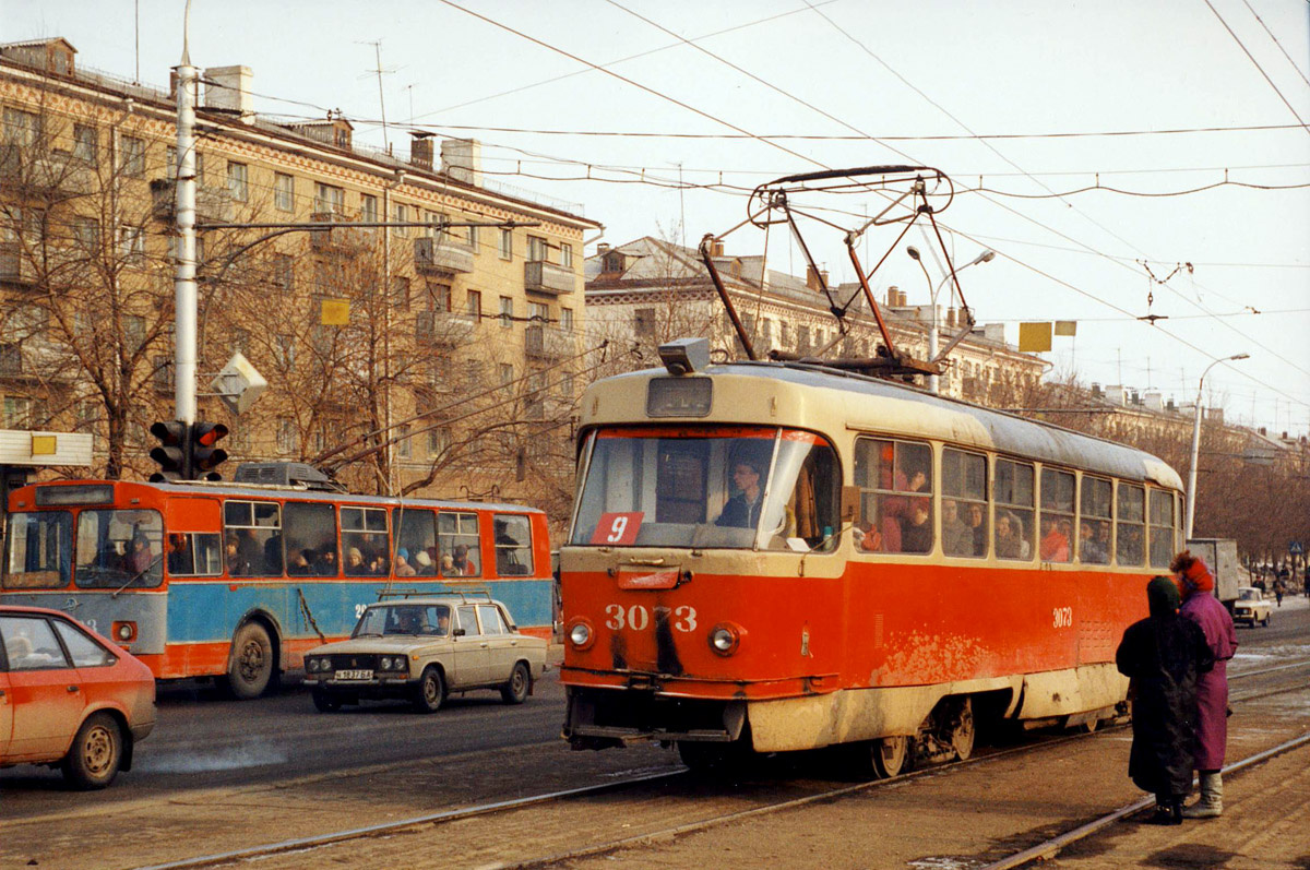 Трамвай на проспекте Октября — снимок сделан в районе бульвара Славы, 1994 год