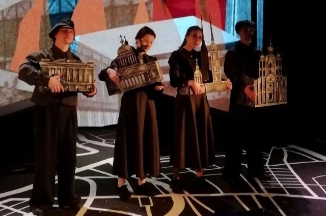 Сцена из спектакля «Осталась одна Таня». 