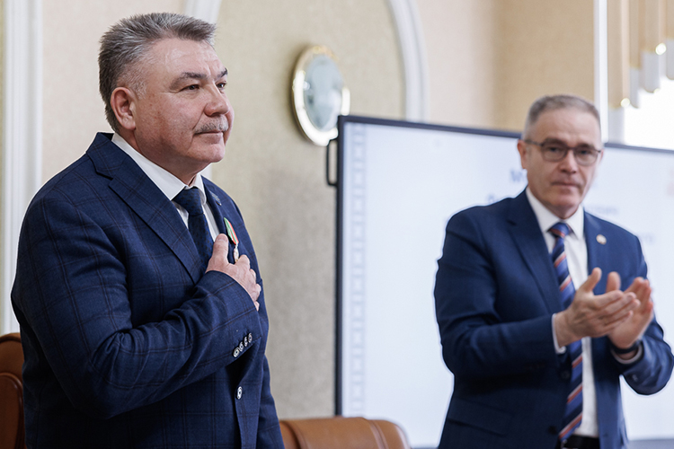 Нуриев не стал останавливаться на подробностях проделанной за 10 лет работы. Лишь поблагодарил раиса РТ, Госсовет и правительство