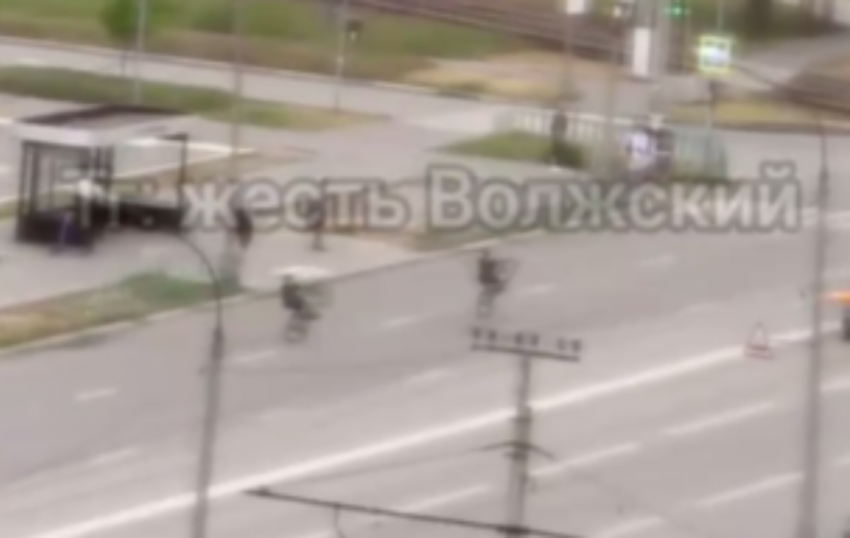 В Волжском велосипедисты с трюками устроили опасные гонки по встречной полосе