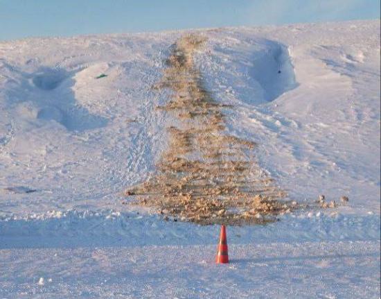 Маленькие девочки попали под машину при катании с несанкционированной горки