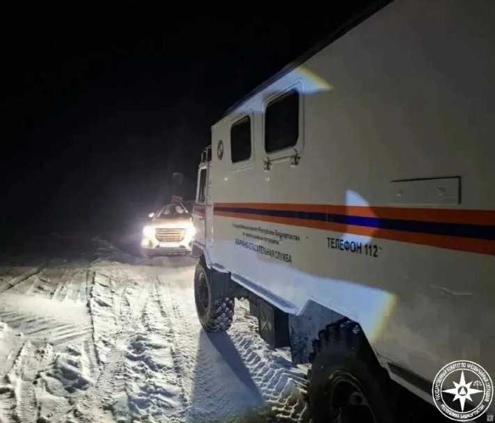 В Башкирии спасатели помогли семье, застрявшей на машине