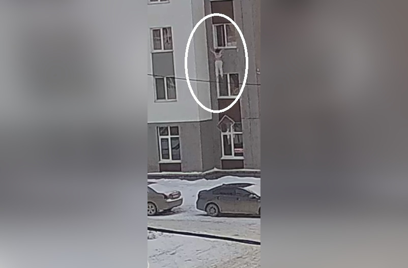 выпавшая из окна уфа. в уфе девушка выпала из окна. выбросился из окна уфа. девушка в сугробе. выпавшая из окна уфа.