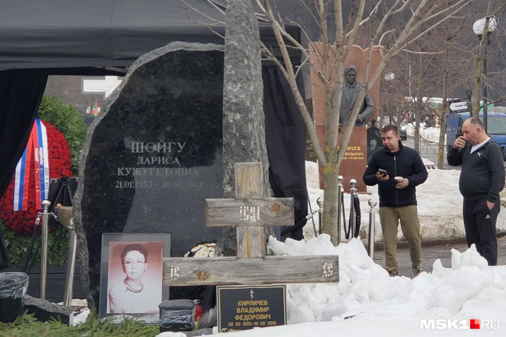 Рыжкова похоронили рядом с семьей старшей сестры Сергея Шойгу