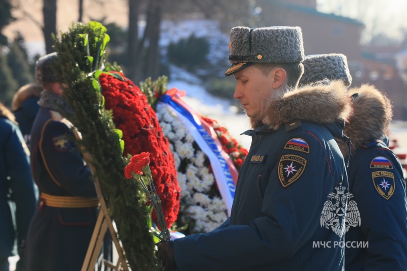 Сотрудники МЧС России возложили цветы к Могиле Неизвестного солдата в Александровском саду