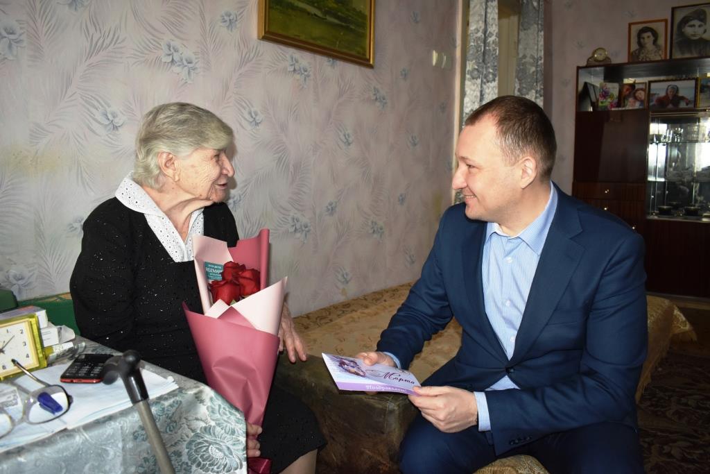 Ветеран из Балакова принимает поздравления с Международным женским днём