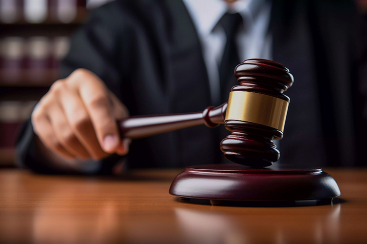 «Скажем, за «Норникель» была объявлена цена в 170 миллионов долларов, как мы уже указывали. При этом «ОНЭКСИМ-банк купил его за 170,1, то есть с шагом в 100 тысяч долларов. Так что имитация имела место быть»