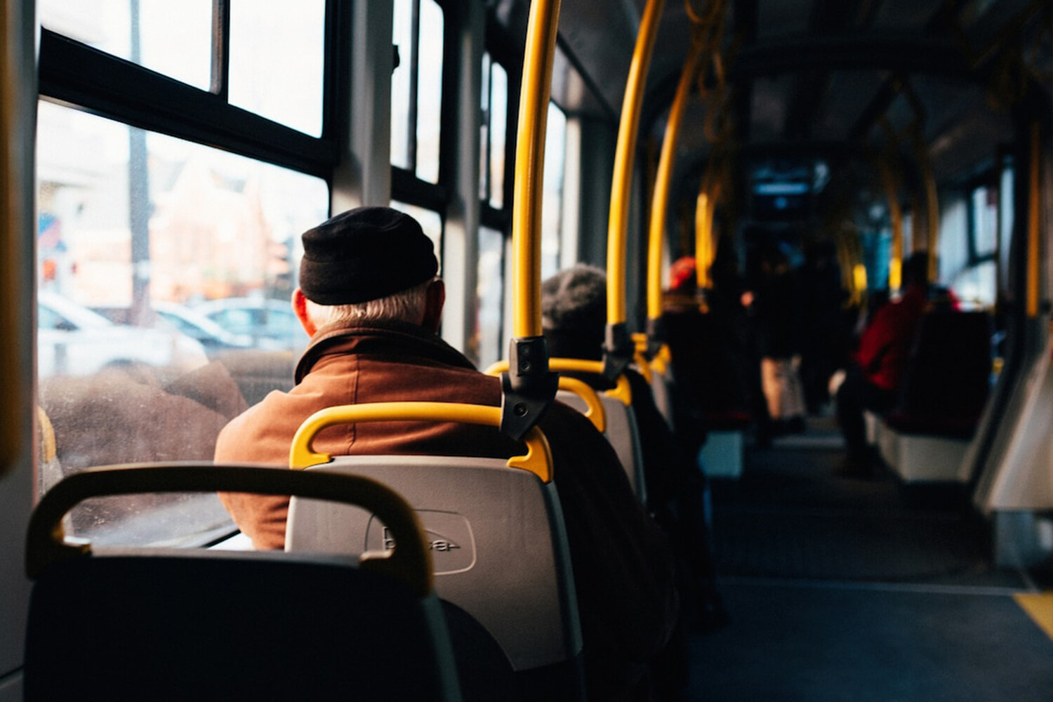 Женщина в автобусе. Новый троллейбус. Общественный транспорт Ульяновск. Пассажирский автобус. Автобус спортсмены