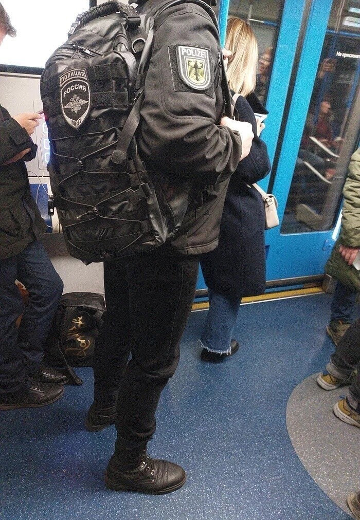 Пассажир. Пассажиры спешили. Пассажиры спешили. Полные люди в самолете. Заскочить в последний вагон.