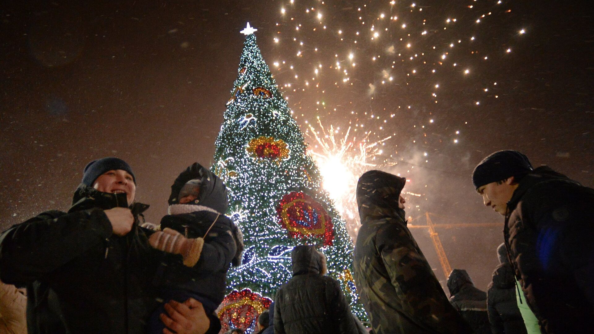 Можно ли в новогоднюю ночь. Новогодние каникулы. Новогодние гуляния. Новогодние празднования в России. Люди запускают фейерверки.