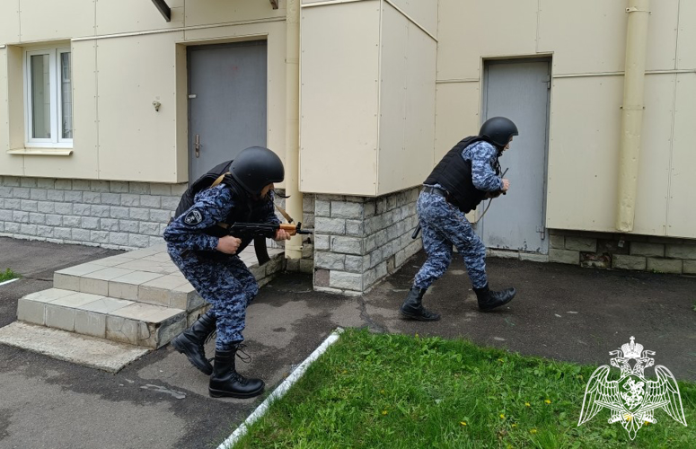 Росгвардейцы задержали мужчину по подозрению в краже товаров из гипермаркета в Тамбове