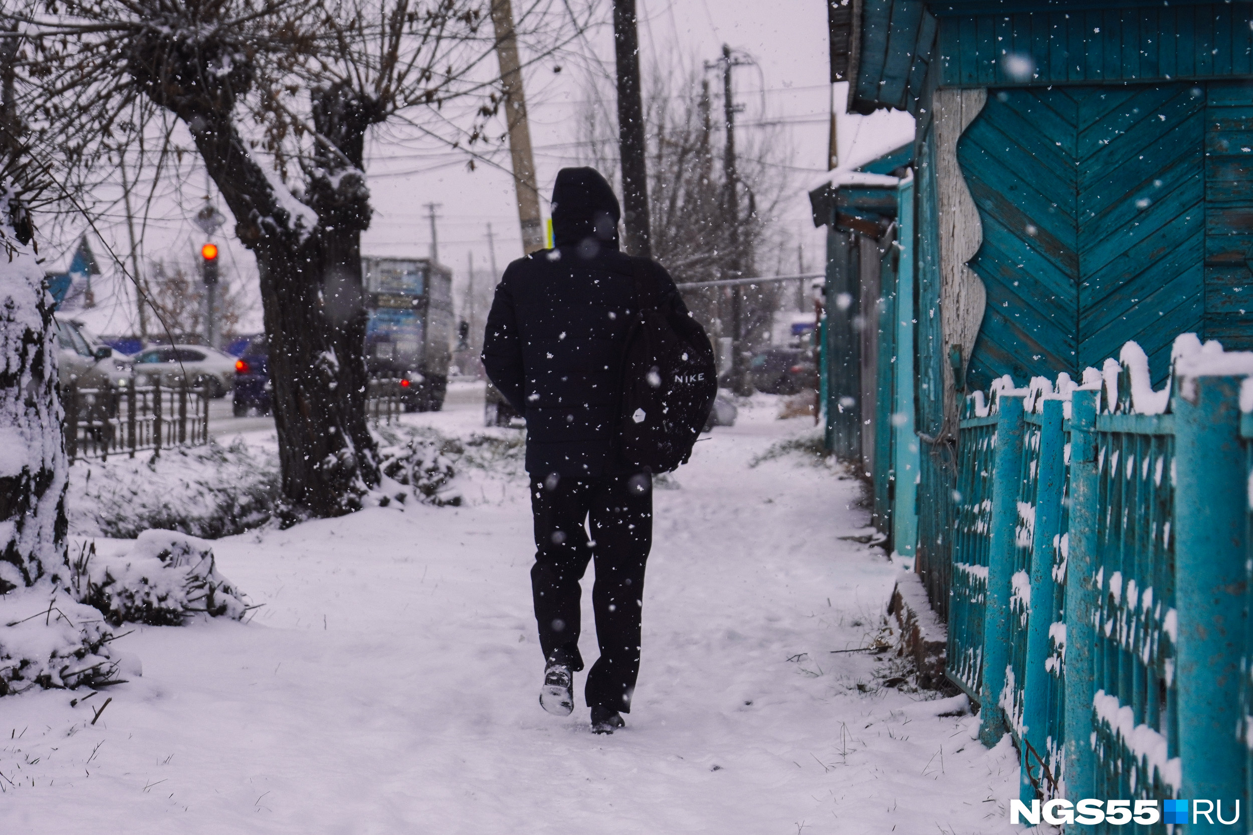 Тающий снеговик. Дети идут в школу зимой. Зима отменяется. Школьники идут в школу зимой. Зима отменяется.