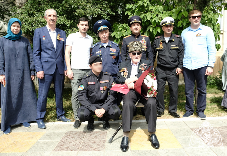 В Дагестане росгвардейцы поддержали акцию «Парад у дома ветерана»