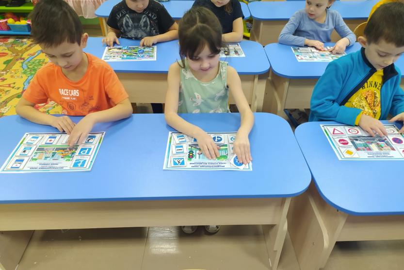 Дети осваивают движение. Дети осваивают движение. Дети изучают пдд фото. Дети изучают дорожное движение. Игровая программа по правилам дорожного движения.