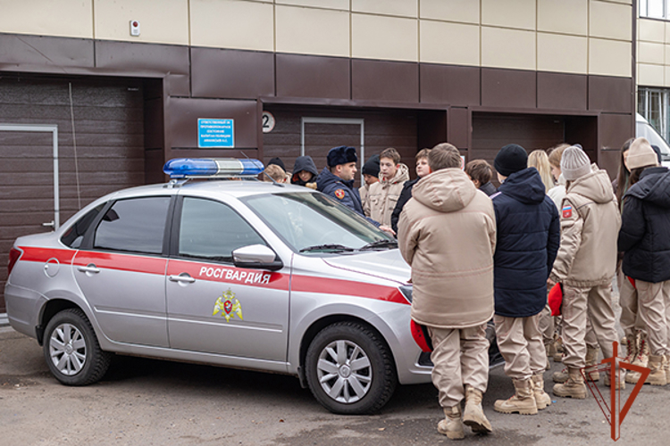 В Хакасии росгвардейцы провели дни открытых дверей для кадетов и юнармейцев
