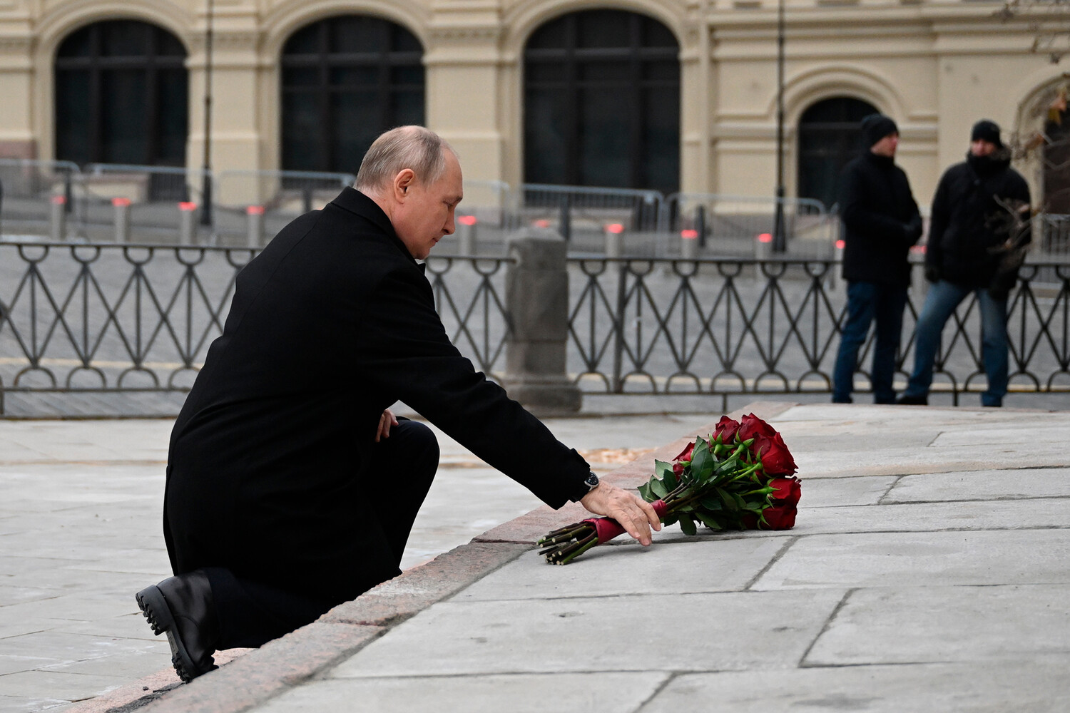 Путин возложил цветы Минину и Пожарскому