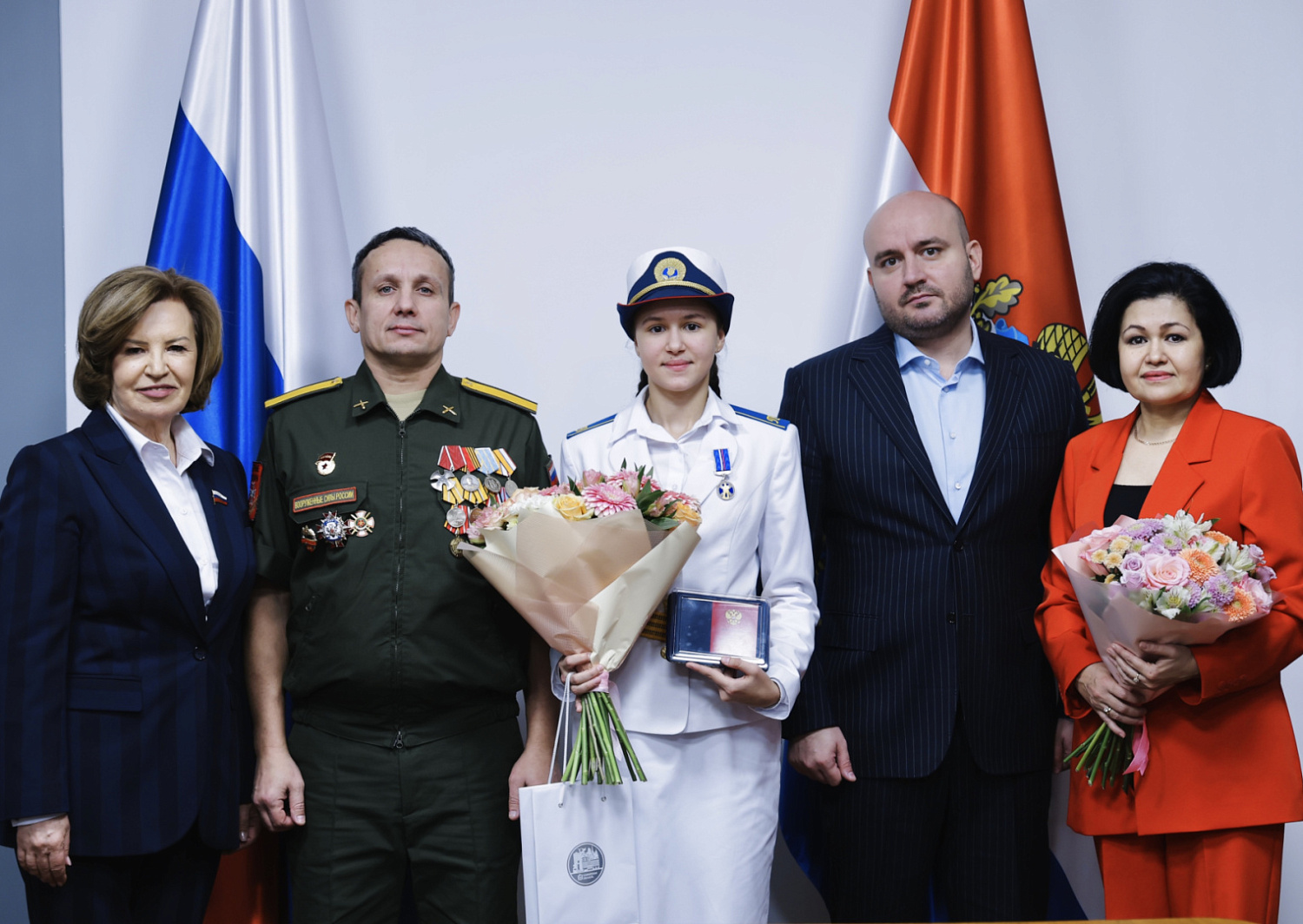 Губернатор Самарской области вручил дочери участника СВО памятную медаль «За проявленное мужество», фото 1