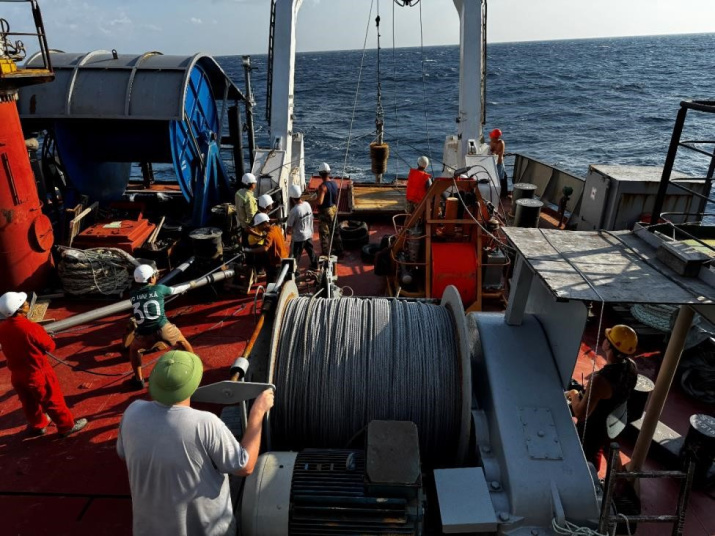 Спуск геологического колонкового пробоотборника гравитационного типа совместным отрядом (производство ТОИ ДВО РАН)