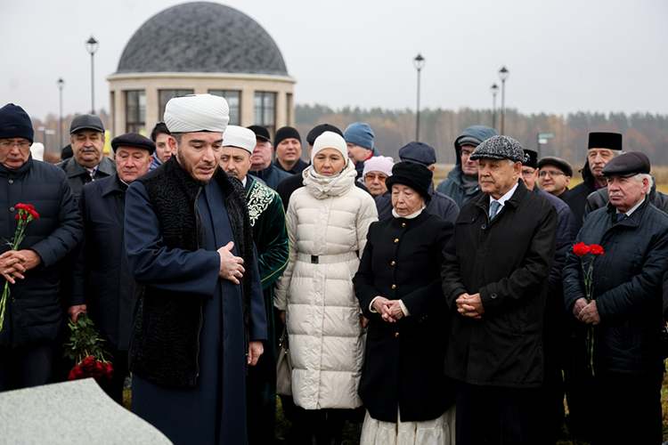 Мероприятие началось с чтения Корана и дуа, которое вознес первый заммуфтия Татарстана Ильфар Хасанов