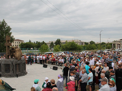 В посёлке Чик Коченёвского района торжественно открыли памятник героям СВО, фото 4