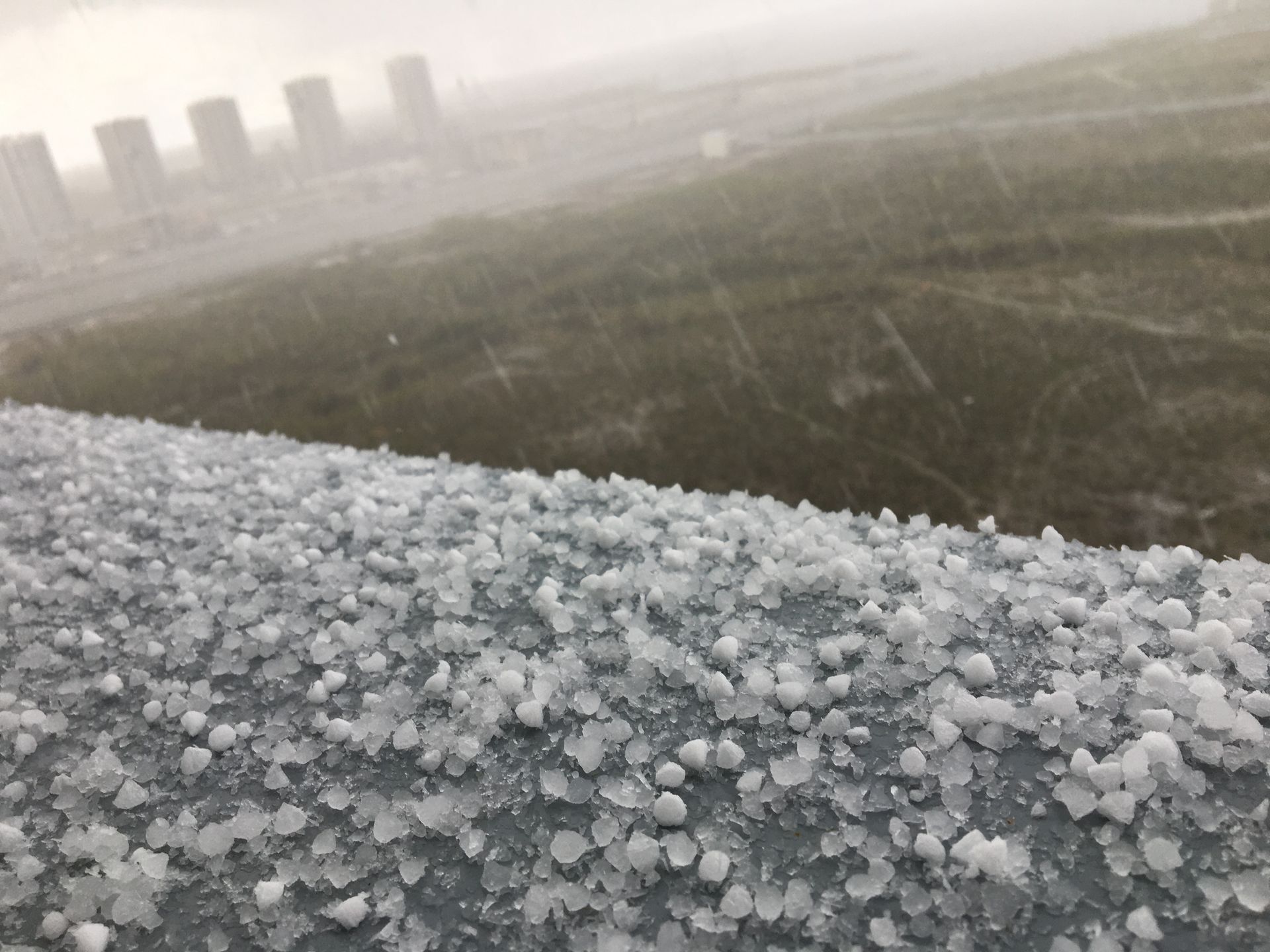 Град летом. Самый большой град. Стадион сильный ливень с градом. Град идет. Град (осадки).