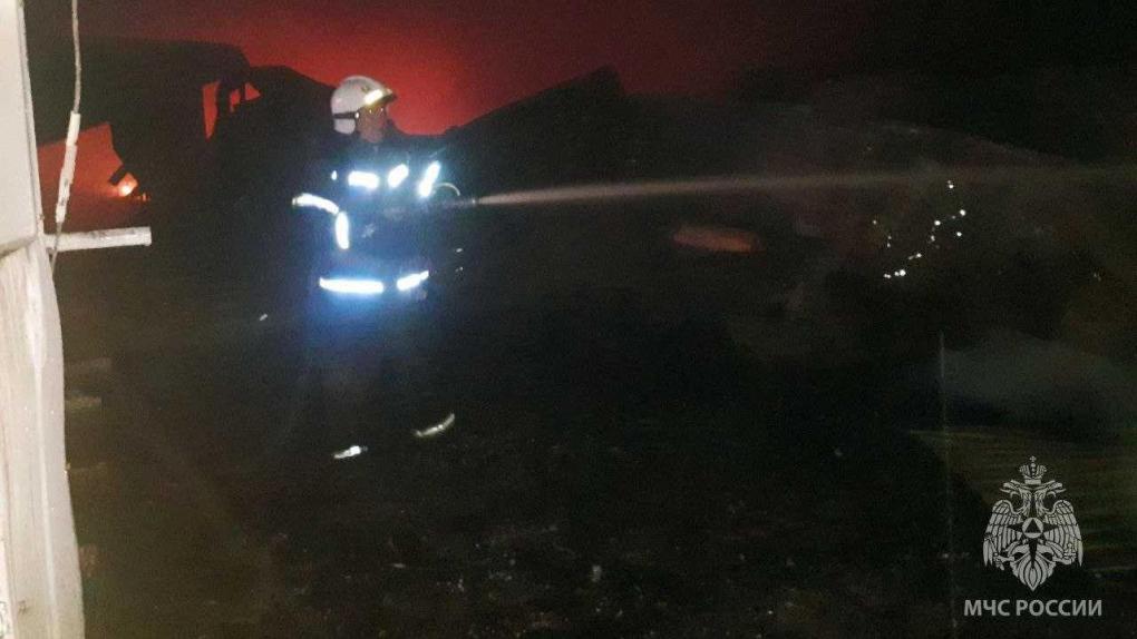Под Омском два часа полыхали два склада