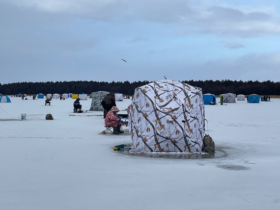Рыбаки оккупировали первый лед на озере Малое Буссе на Сахалине